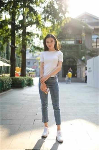 大学食堂喂奶事件视频