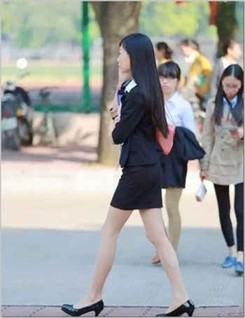 在丈夫面前欺负耍了小弟