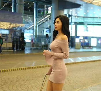 美女蹲厕尿正面高清图