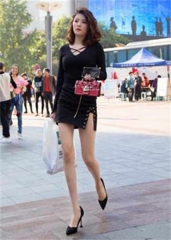 体育老师抱着数学老师