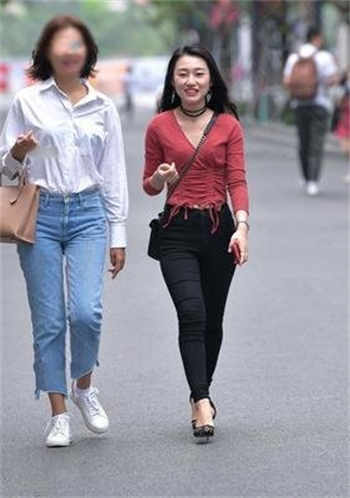 丈夫走后妻子叫人修空调